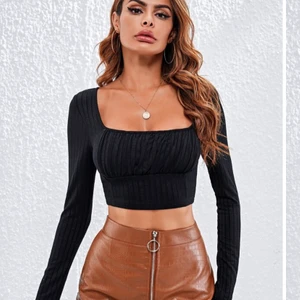 CROP TOP! - Säljer denna svarta crop Top från shein! Köpt för 80kr + ca 20 kr i frakt. Fick vönta på den i va 2 veckor. Den är endast provad!!! Storleken är L men sitter som en M definitivt. Säljer pga den är lite för urringad för mig. Är du intresserad kan jag skicka bild på samt mått mm. ❤️❤️ Priset är exklusive frakt som skulle tillkomma på 24kr🙌🏼