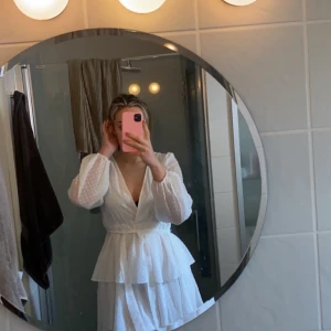 Vit klänning  - Fin klänning från SHEIN, väldigt bra kvalité. Aldrig använd. Storlek L men är som en m/l! 