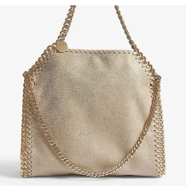 Så fin  beige Stella mccartney väska med guldiga kedjor, aldrig använd!! Har dustbag och äkthets bevis💕💕 den är väldigt speciell då Stella väskorna ofta har silvriga kedjor. buda från 3000. Väskor.