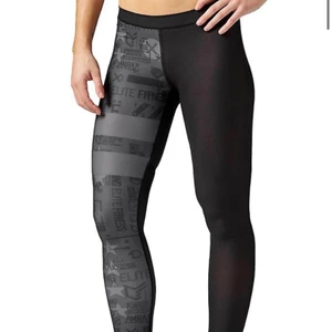 Reebok tränings byxor  - Säljer dessa träningsbyxor oanvända passar ej i storleken väldigt tajta små i storlek, de är ej samma byxor som på svarta byxorna tog bara en annan bild för hittar ej just dom jag har men de är typ samma bara annan färg och annat mönster på ena sidan 