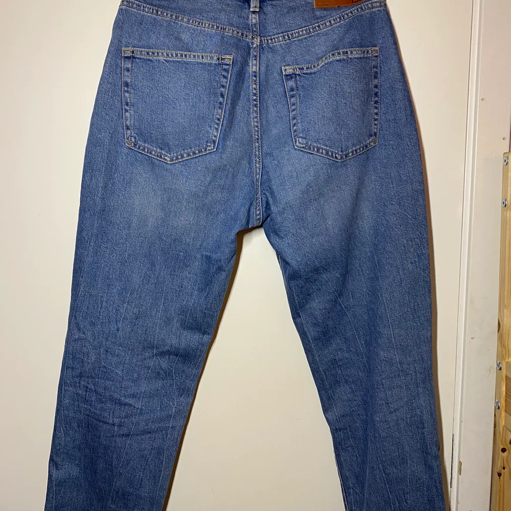 Bekväma boyfriend jeans som sitter jätte fint, köpte dom i somras, säljs pga att dom inte kommer till användning längre. Köpte dom i lager 157.. Jeans & Byxor.