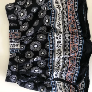 Shorts - Suuupersköna ”hängiga” shorts, jättebekvämt att gå runt i under sommaren. Storleken säger XL men jag som är S/M kan ha dom, och de sitter nästan lite tajt 🥴 Pris kan diskuteras! 