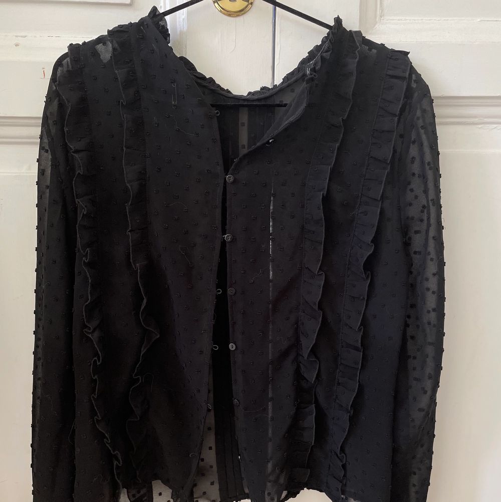 Sååå fin svart mesh blus från Zara med prickar på. Jättefina ärmar som syns på bild 3. Storlek 38 men sitter jättefint på mig också som vanligtvis har 36. Köpt begangad i fint skick och använd 2 gånger av mig. Knappen längst upp på baksidan är borta, jag har använt en säkerhetsnål när jag använt den. Köparen står för frakt 💖. Blusar.