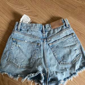 Oanvända jeansshorts från ZARA i storlek 32. Perfekt till sommaren. 60 kr + frakt. 
