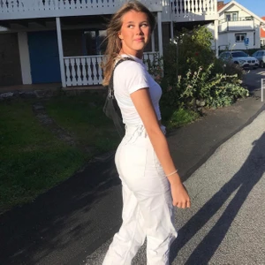 Populära jeans från Zara - Nu säljer jag mina FAVORIT jeans som tyvärr har blivit lite små. Det är ett par raka jeans som är långa men går att klippa av. De sitter som en smäck och är strl 34 från Zara (SLUTSÅLDA). De har en liten defekt uppe vid ”skärphållaren” för att jag dragit i den 😀 men det är absolut inget man tänker på eftersom de är slitna nertill. Kontakta mig privat om du är intresserad! Högsta bud just nu 250kr Budgivning slut 19.00 på Söndag! 