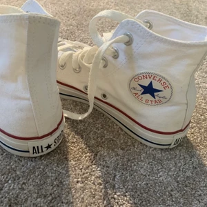 Helt nya converse  - Nya äkta converse stl 38! Använda nån enstaka gång. Säljer pga jag aldrig fått andvändng av dem. Orginalkartong medföljer😊 400kr + 100kr frakt första som skriver får dem:)