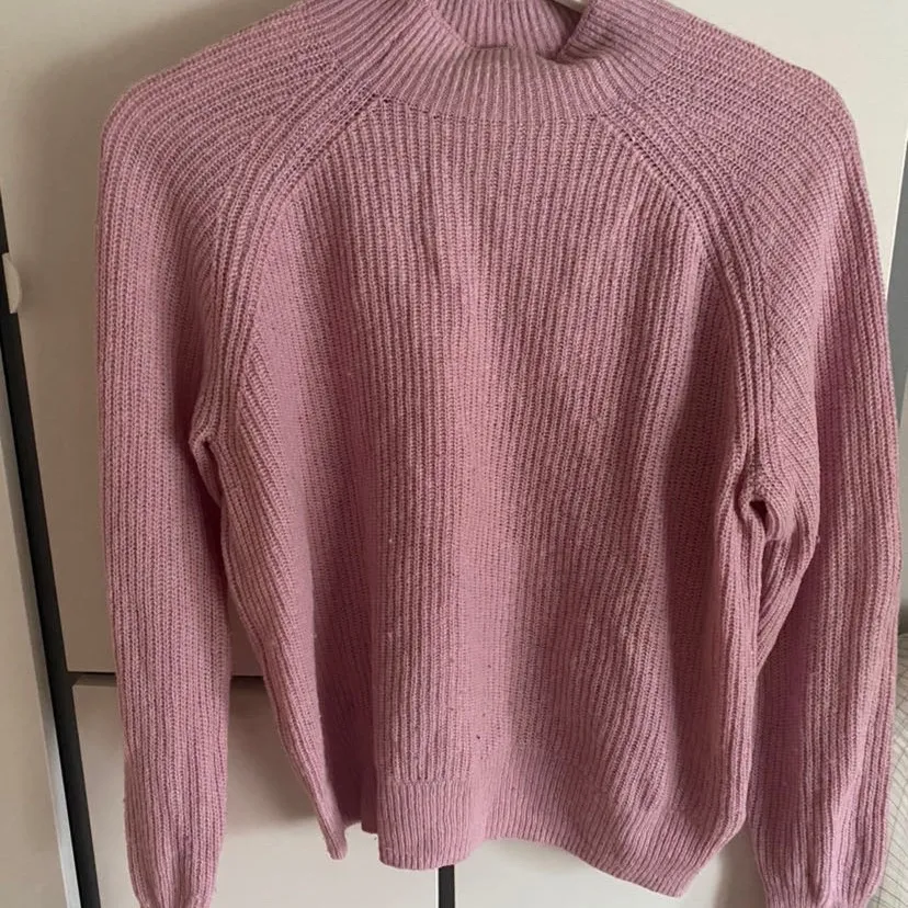 En superfin rosa stickad tröja från Weekday, använder inte och säljer därför💓💓. Stickat.