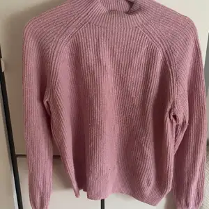 En superfin rosa stickad tröja från Weekday, använder inte och säljer därför💓💓