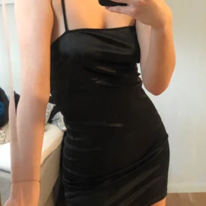 Satinklänning - Säljer min snygga silkesklänning✨ använd en gång men kommer nog inte bli mer en så. Det är st XS men passar nog upp till M för den är väldigt stretchig💕 fortfarande inte såld! Ingen som har skrivit än!!