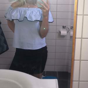 Fin ljusblå off shoulder topp från Zara. Det är ett svart knyte i ryggen. Storlek: M (jag brukar ha S). Pris: 75kr. Köparen står för frakten.