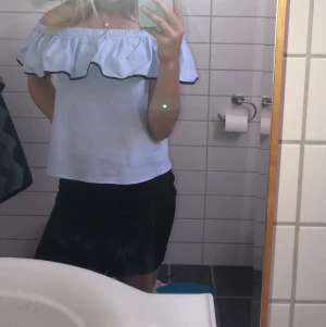 Off shoulder topp Zara - Fin ljusblå off shoulder topp från Zara. Det är ett svart knyte i ryggen. Storlek: M (jag brukar ha S). Pris: 75kr. Köparen står för frakten.