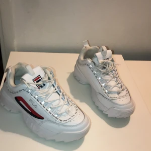 Fila skor  - Fila skor som passar till alla väder och alla årstider, skorna är i helt nytt skick och använda Max 2 gånger. De är i storlek 39/[1/2], 39 och en halv. De passar till 39 och 40.