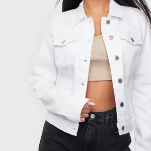 Jeans jacka - Jag säljer min jeans jacka i storlek XS som är andvänd endast ett par fåtal gånger. Ny skick. Kan mötas upp i Skövde annars så fraktar jag. Köparen står för frakten!🥰