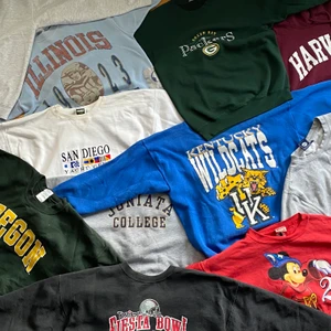 Vintage Sweatshirts  - Detta och mer kommer komma inom kort! Följ oss här och på Instagram @PliggoVintage för att vara uppdaterade!