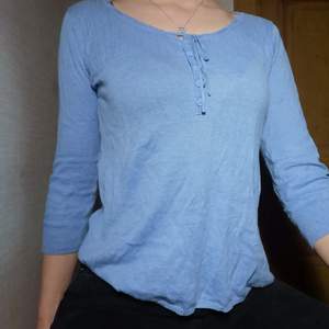 Ljusblå tröja med trekvartsärmar i ett tunt skönt material. Storlek S. 