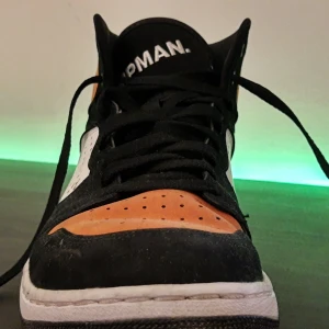 Jordan access storlek 43  - Låda ingår, lätt slitna. Nypris 1100kr. Säljer för 500kr, priset går att diskutera. Låda ingår