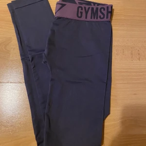 Gymshark  - Säljer dessa då jag måste bli av med några tränings tights. Dessa är i bra skick och jag upplevde inte att de åkte ner när jag rörde på mig. De ser kanske ut att vara lila men det är mörk gråa 