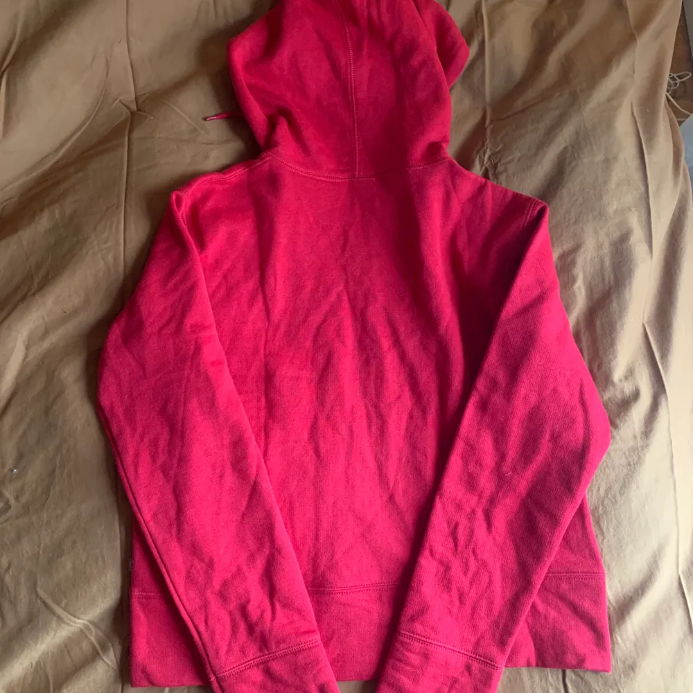 Super snygg hoodie ifrån Billabong. Den är mer röd en på bilderna se bild 2. Prislapp sitter kvar och är helt oanvänd❤️. Hoodies.