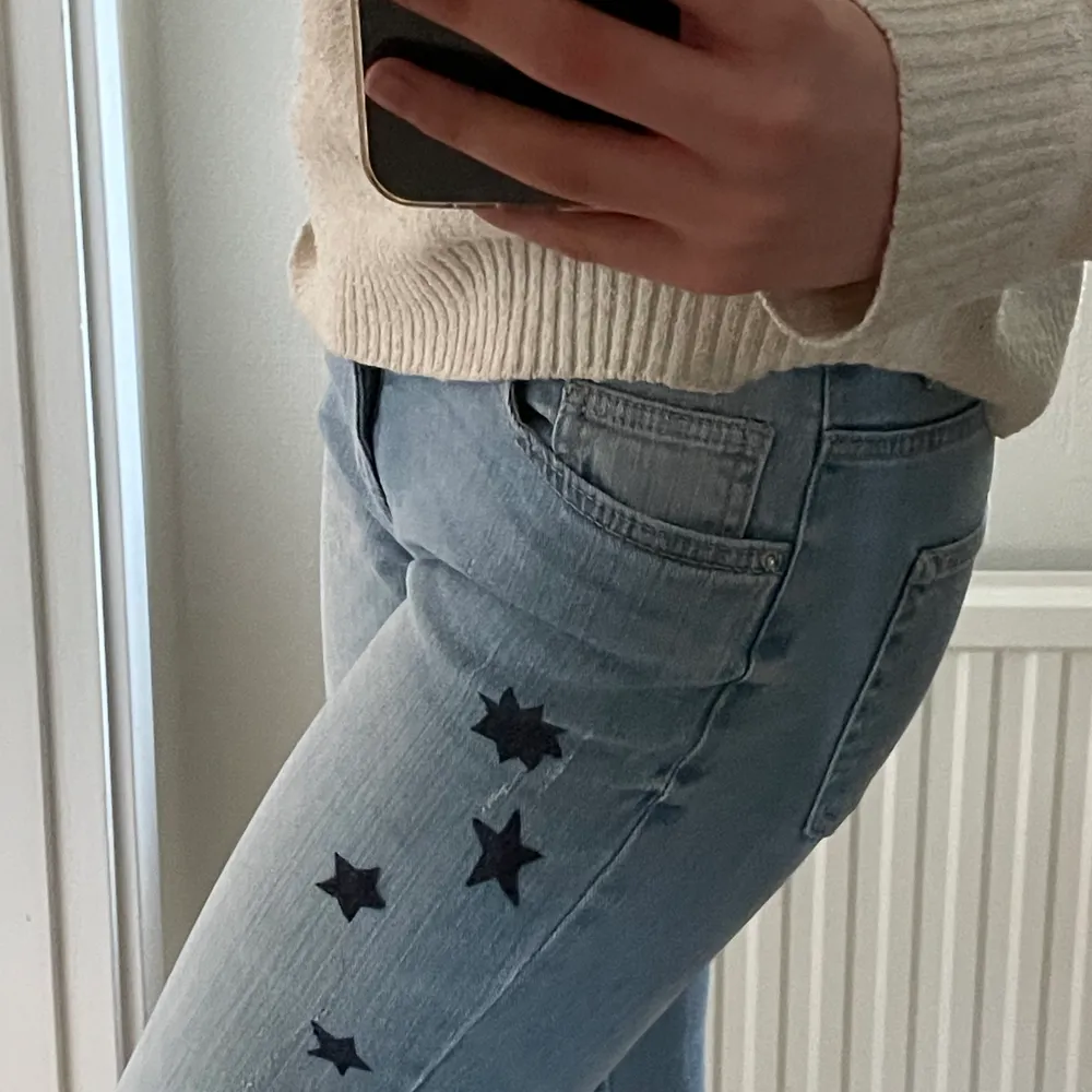 Säljer ett par super coola korta bootcut jeans som jag ritat ”stjärnor” på själv! Hör av er för mer bilder🤩😚. Jeans & Byxor.