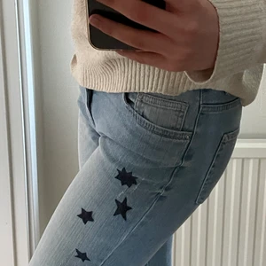 Coola jeans - Säljer ett par super coola korta bootcut jeans som jag ritat ”stjärnor” på själv! Hör av er för mer bilder🤩😚