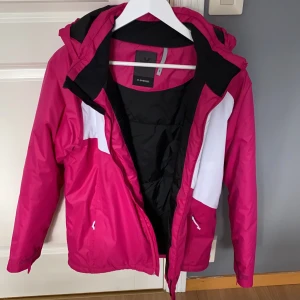 Slalomjacka - En slalomjacka ifrån Everest. Storlek 164