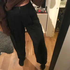 jättefina raka flare pants från weekday i storlek 34, om du har smal midja men större höfter kommer dom sitta som en smäck!! säljer pga kommer ej till användning :) nyskick