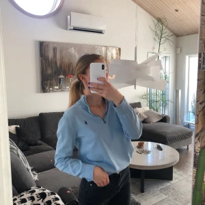 Polo tröja  - Denna super snygga tröja från Ralph lauren men dragkjedja i halsen. Köpt för ett tillfälle så bara andvönd en gång. Storlek S passar M med, passar till jeans och kjol.  Ny pris 1500 ca!! köparen står för frakten!! 