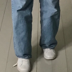 Sneakers  - Säljer nu dessa superfina vita adidas sneakers som jag ändast testat ett fåtal gånger! Skorna passar till allt och är väldigt bekväma. Orgilalpris 500kr säljer dom nu för 200! Buda i komentarerna! Köpare står för frakt!🤍