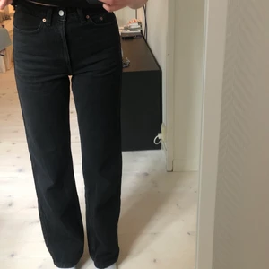 Weekday rowe jeans - Svart/mörkgråa jeans från weekday i modellen rowe. Strl 26/32, säljer då de är för små för mig! 