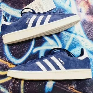 sneakers - Säljer ett par adidas campus skor som är använda ca 5ggr. Inga hål osv dvs perfekt skick. 299 kr+ frakt eller mötas upp i sthlm