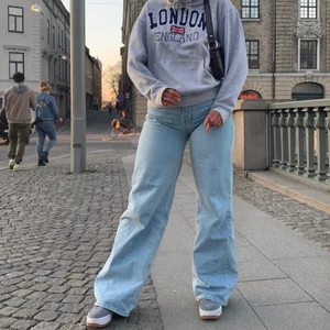 Wide jeans - Säljer mina jeans från junkyard i st 30, orginalpris 499. Eftersom de är för långa för mig (är 163) har jag trampat på byxorna längst ner vilket tyvärr har slitit på dom!💙💙