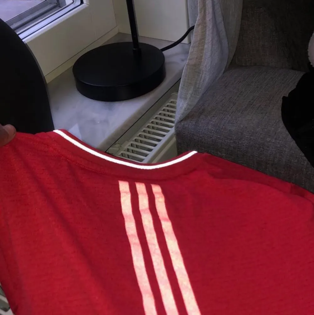 Superfint cool och jätteskön Adidas tränings tröja. Använd 1-2 gånger, har reflexer som jag visar på bilden. . Övrigt.