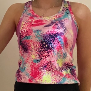 Träningslinne färgglad - Luftigt och lätt träningslinne med många färger. Storlek XL men passar mer som stolek S/M. Stretchigt material, 100% polyester. Haft ett tag men den är i bra skick. Säljer pga att den inte används. Kan mötas i Umeå eller skicka om köpare står för frakt. Spårbar: 66kr, icke-spårbar: 30kr