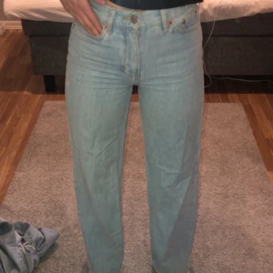 Yunkyard wide leg jeans, storlek 24 - Yunkyard wide leg jeans, storlek 24, Ordinarie pris: 500kr Mitt pris: 120 (MEN priset kan diskuteras!), använda enstaka gånger, bra material, bra skick, jag är 162 och dessa byxor är någorlunda små, sitter snyggt vid rumpan, perfekt långa för korta ben, jag stryker jeansen innan de fraktas!!