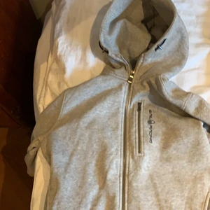 Sail racing hoodie  - Det är en fin hoodie i bra skick. Den är skön och är i storlek M. 