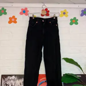 svarta högmidjade jeans i modellen ”taiki” från monki😊 använda typ en gång men säljer då de är lite för korta i benen på mig som är 166 :-(