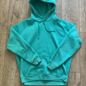 Blå hoodie strl M - Säljer min blå hoodie i strl M som är köpt från Bik Bok! Säljer pga att jag inte använder den längre. Superbra skick, lite knopprig bara. Säljer för 100kr, (ordinariepris 300kr), obs köparen betalar för frakten!