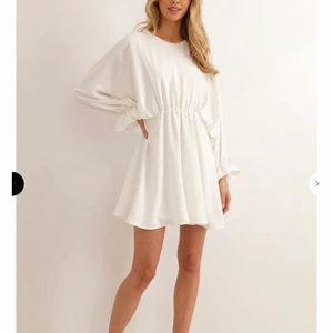 Studentklänning - Säljer min ”dinner in italy dress” från chiquelle! Tänkte ha den till studenten men valde en annan istället och därför säljer jag den. Den är helt ny, endast provad och den har lappen kvar. Storlek S. Nypris: 599kr. Säljer nu för 499kr ink frakt. 🌸