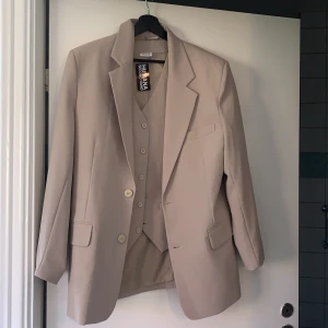 Kavajset  - Ett kavajset handlat second hand, byxorna har en liten fläck längst ner på ena benet men som inte syns mycket( köptes så) passar Ca en S-M beroende på vilken passform man vill ha! 