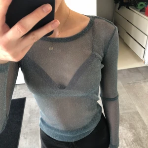 Glittrig genomskinlig topp från Ginatricot - Fin glittrig och genomskinlig topp från Ginatricot 