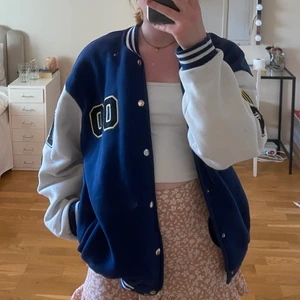 Varsity jacka  - Sjuuukt snygg varisty jacka från boohoo men är slutsåld nu, köpt för ca 2 månader sen så i väldigt bra skick, bortsett från en liten fläck på ena ärmen. Storlek M i herr. Köpt för 800 säljer för 600 + frakt, vill få såld så snabbt som möjligt så kan tänka mig gå ner lite grann i pris vid snabb o smidig affär💕