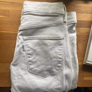 Vita levi’s jeans - Fina mid-rise straight leg vita levi’s jeans som tyvärr är för små för mig. I begagnat men bra skick! Finns en liten knappt synlig fläck längst ner på ena byxbenet, skicka privat för bild!