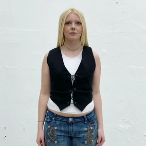 VÄST NO: 5 - EZZIE X PLICK - Svart kavajväst med snörning. Remake från en secondhand-kavaj. Designad av Ezzie i samarbete med Ebba Martin. 