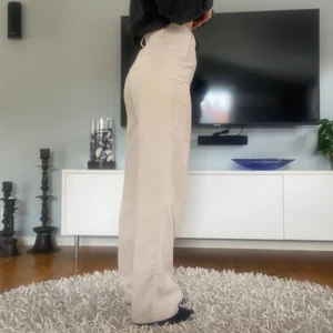 Manchesterbyxor  - Beiga manchesterbyxor från Gina Tricot utan några som helst defekter. Säljer pga att jag ej får användnings av de längre. Skicka meddelande vid frågor/intresse💖