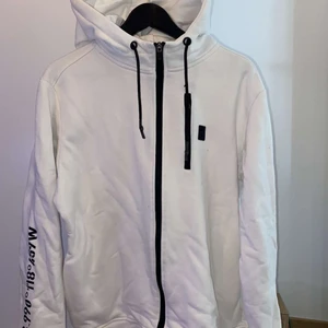 Vit hoodie - Jag säljer nu en vit Hoodie i fint skick 