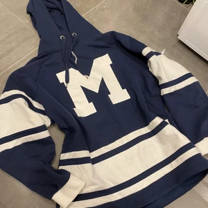 Redwood tröja - Nypris 379. Knappt använd! Lite oversize. Fleecematerial inuti, därav supervarm o mysig. Någon form utav baseball tröja. Storlek M. Perfekt till oversize hoodie. Jag har S/36 i övrigt och den är perfekt som en oversize tröja.