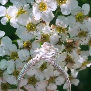 En silvrig Blom ring  - En väldigt fin silvrig blom ring💍