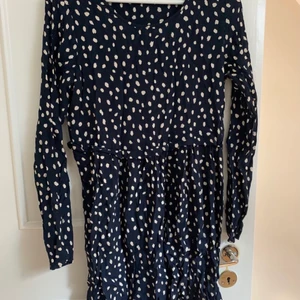 Klänning  - Fint skick, prickig, marinblå och beige, storlek medium