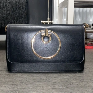 Svart guld väska  - Köpte den för ett år sen men insåg att den inte alls var min stil när jag kom hem.