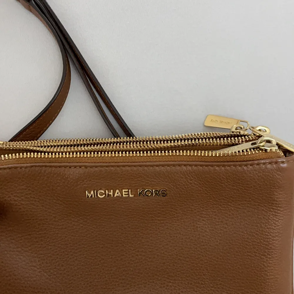 Jätte fin brun Michael kors zip bag, fick i present för ett par år sedan. . Väskor.